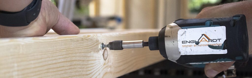 Boormachine met Enghardt klussenbedrijf logo